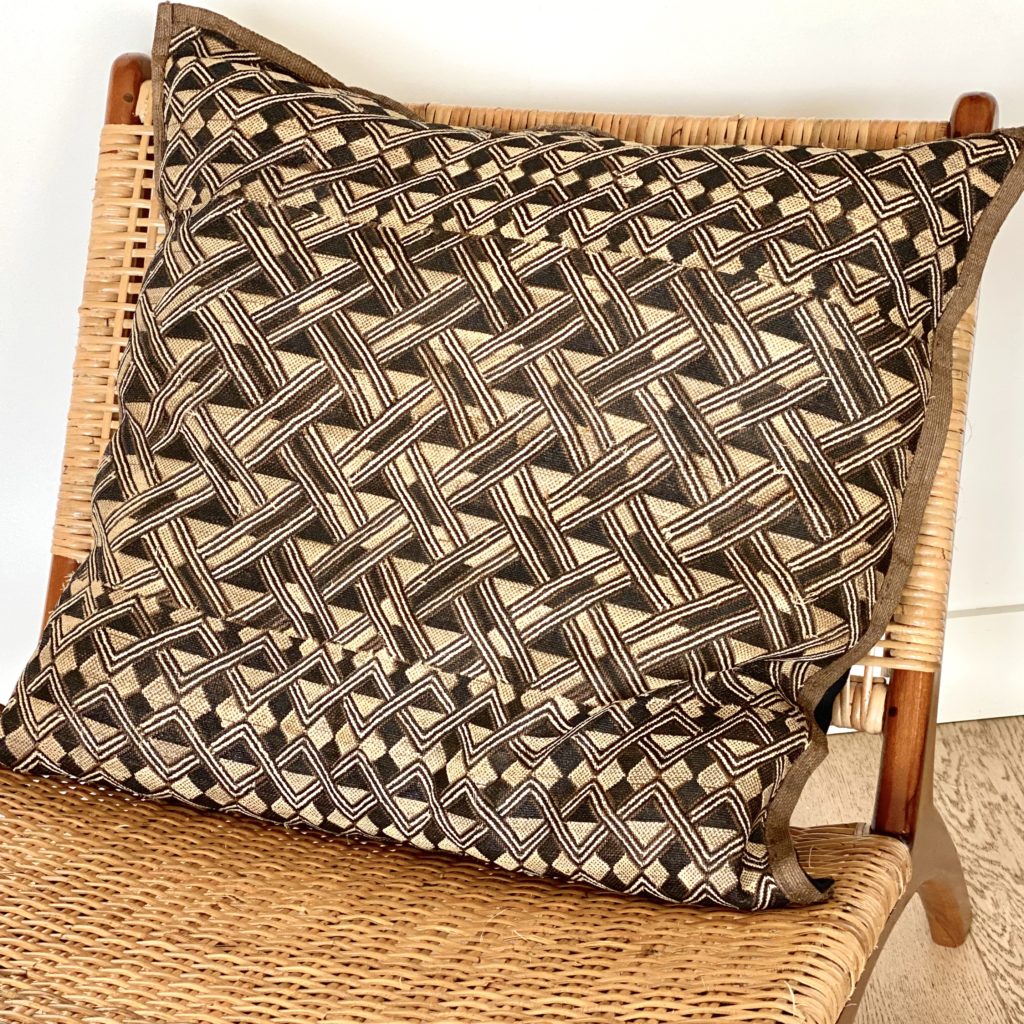 coussin en raphia Kuba shoowa Afrique zaïre Congo géométriques motif fait main handmade shoowa Ma jUngle Family