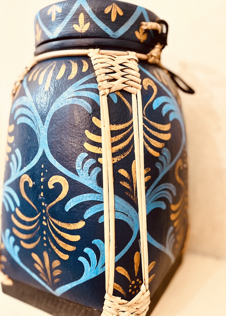 bambou rice box boite a riz fabrique en thailande a la main peinte belu nuit fleurs blanche urne decaoration doré arabesque bleu grece Ma Jungle Family