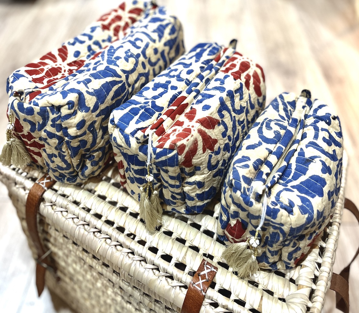 trousse de toilette en coton indien celadon menthe rose imprime blockprint fleuri matelasse celadon rouge pink rose saumon menthe a l'eau pompon belu rouge et beige imprime bagruJaipur Ma Jungle Family