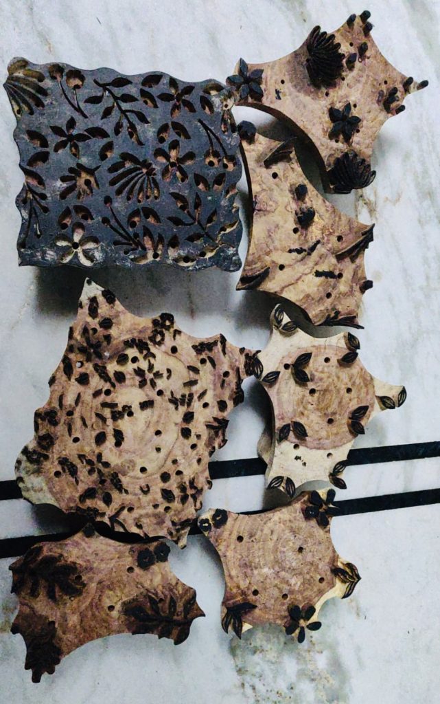 technique du block print impression de teinture au bloc de boios sculpte a la main ma jungle family