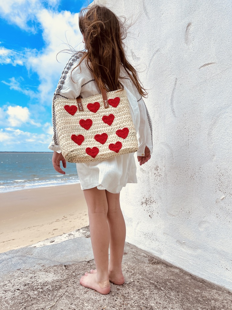 Panier marocain brodé coeur love tresse et brode a la main au Moroc doubles anses en cuir dessin ethnique boheme Ma Jungle Family