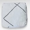 pouf kilim tapis en laine fait a la main maroc Ma Jungle Family petit assise deco boheme chic blanc avec des motifs graphiques taupe beige