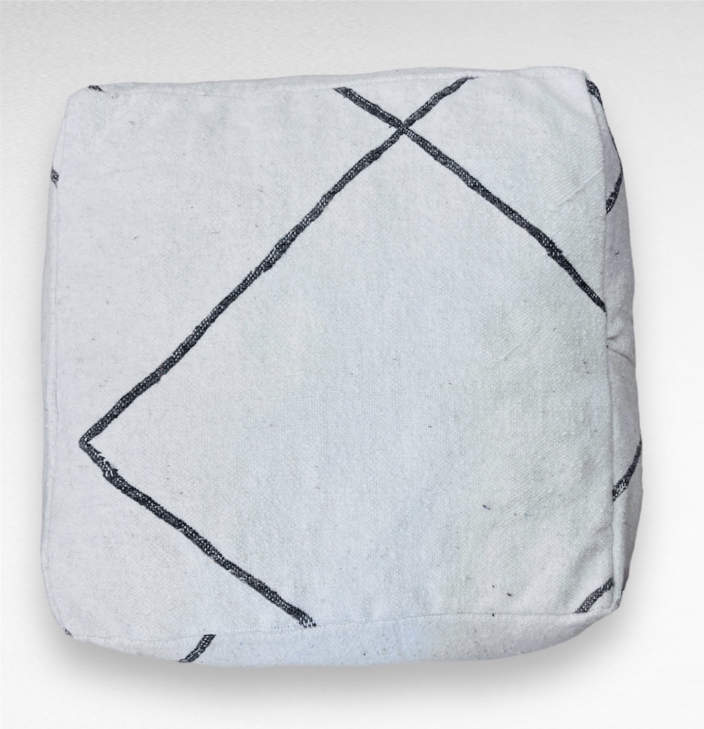 pouf kilim tapis en laine fait a la main maroc Ma Jungle Family petit assise deco boheme chic blanc avec des motifs graphiques taupe beige