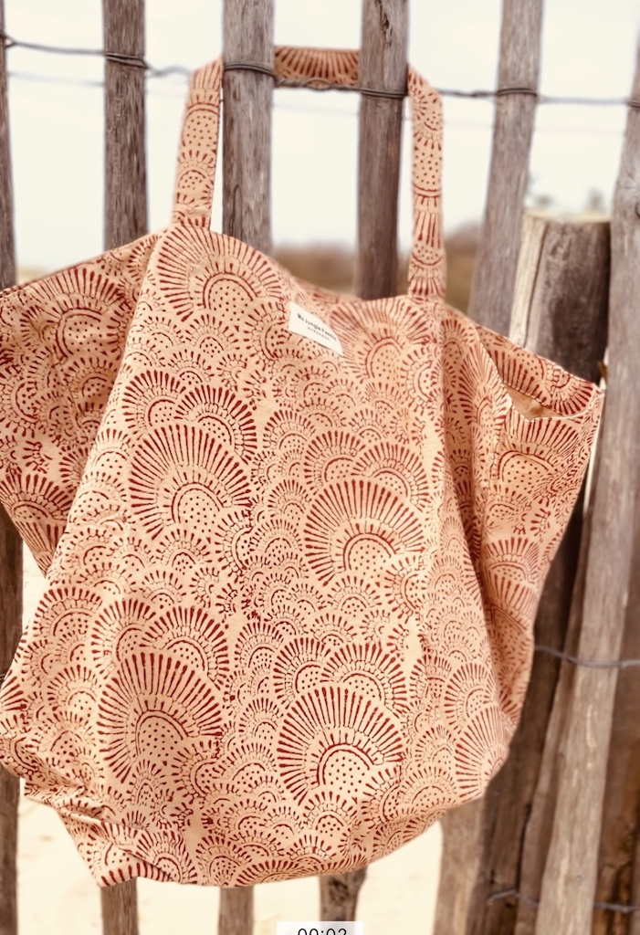 maxi tote bag en coton grande taille motif de tulipe verte et blanche Ma Jungle Family beige et bordeaux dessin graphique moderne art deco tulum mexique