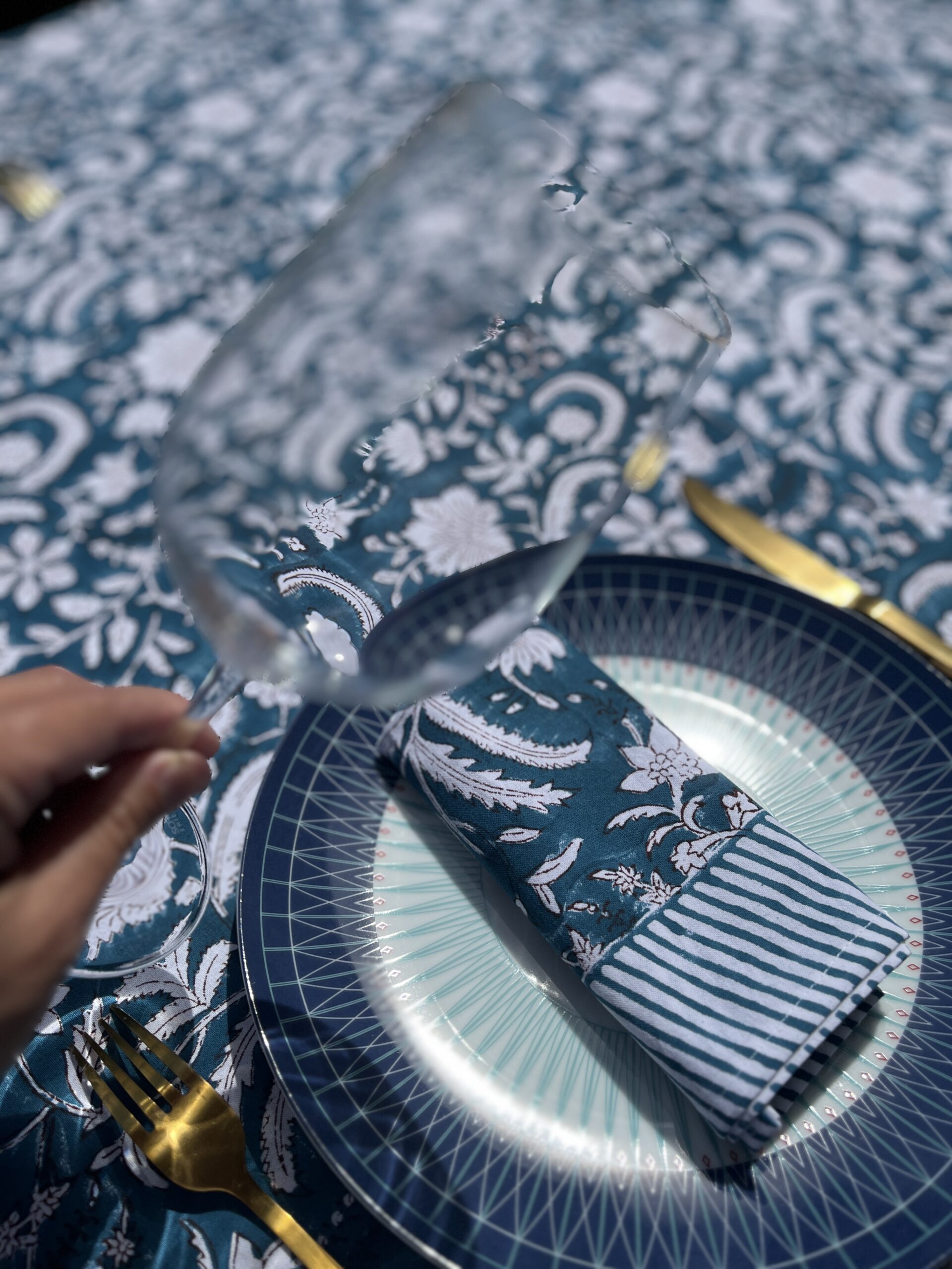 grande nappe coton motifs fleurs bleu marine, rayures coton indien blockprint Ma Jungle Family serviettes de table