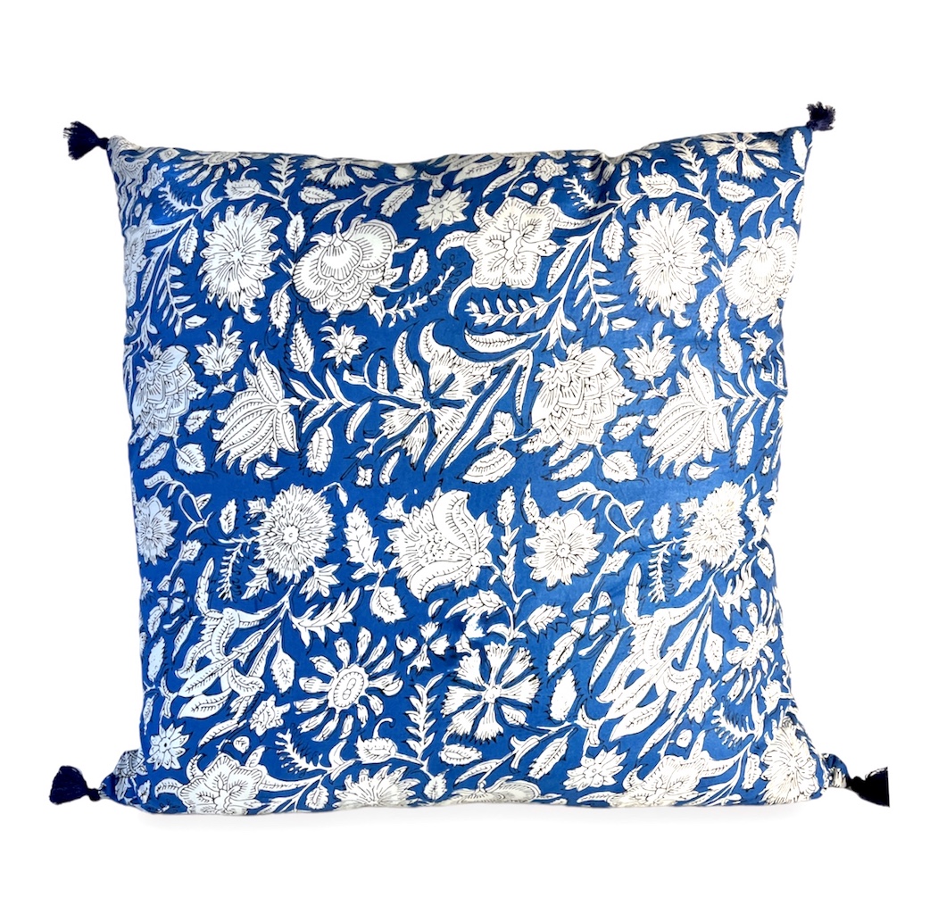 housse e coussin bleu capri grec fleuri blanc pompon blockprint coton indien ma jungle family