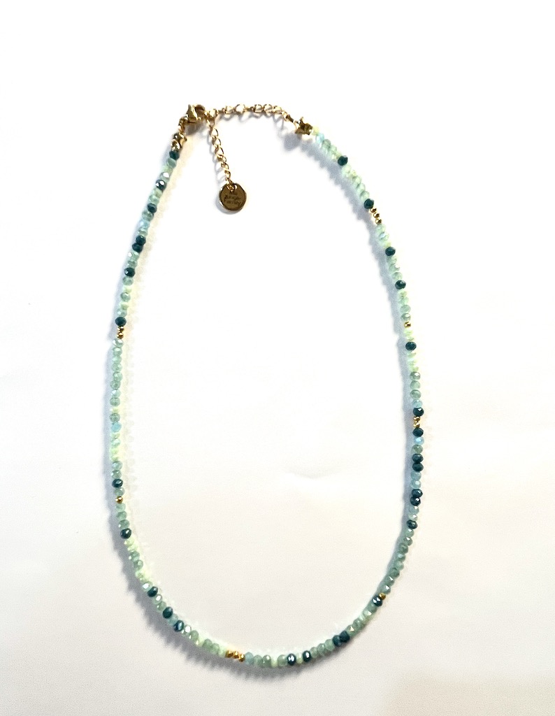 collier ras de cou bleu canard vert celadon perles dorées plaquées or perles à facettes made in france fabrique en france creatrice de bijoux bracelet plaque or Ma Jungle Family