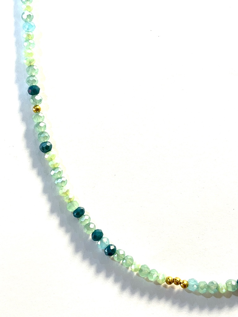 collier ras de cou bleu canard vert celadon perles dorées plaquées or perles à facettes made in france fabrique en france creatrice de bijoux bracelet plaque or Ma Jungle Family