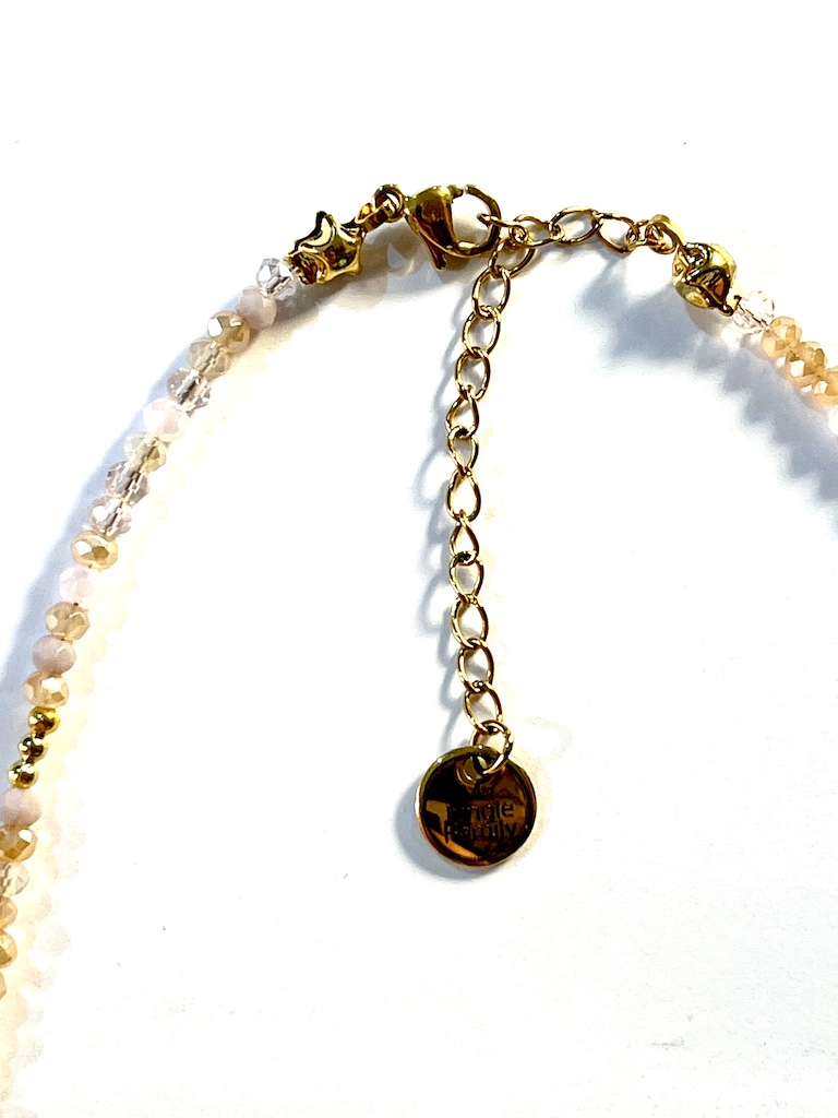 collier ras de cou nude rosé perles dorees miyuki perles a facettes made in france fabrique en france creatrice de bijoux bracelet plaque or Ma Jungle Family fermoir en plaque or, attche en etoile doré, pampille Ma Jungle Family