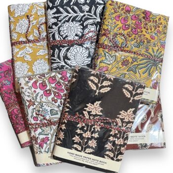 carnet de voyage en papier recycle tissu fleuri indien blockprintemeraude vert canard fuschia fermé avec une ficelle lien