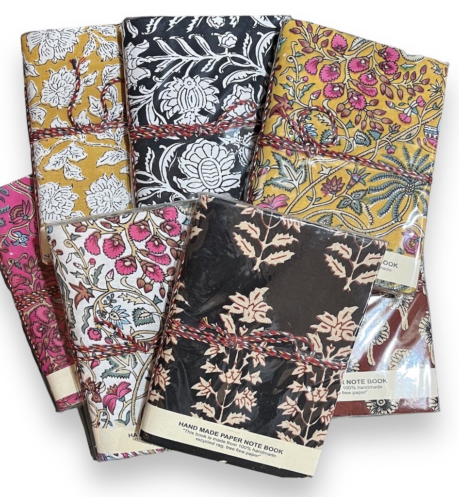 carnet de voyage en papier recycle tissu fleuri indien blockprintemeraude vert canard fuschia fermé avec une ficelle lien