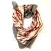 bandana carre foulard en voile de coton fleurs d'hibiscus rouge imprimé blockprint en Inde a Jaipur indien fleurs turquoise rose indien moutarde bleu nuit celadon Ma Jungle Family imprime graphiques moderne rouge et bordure grise