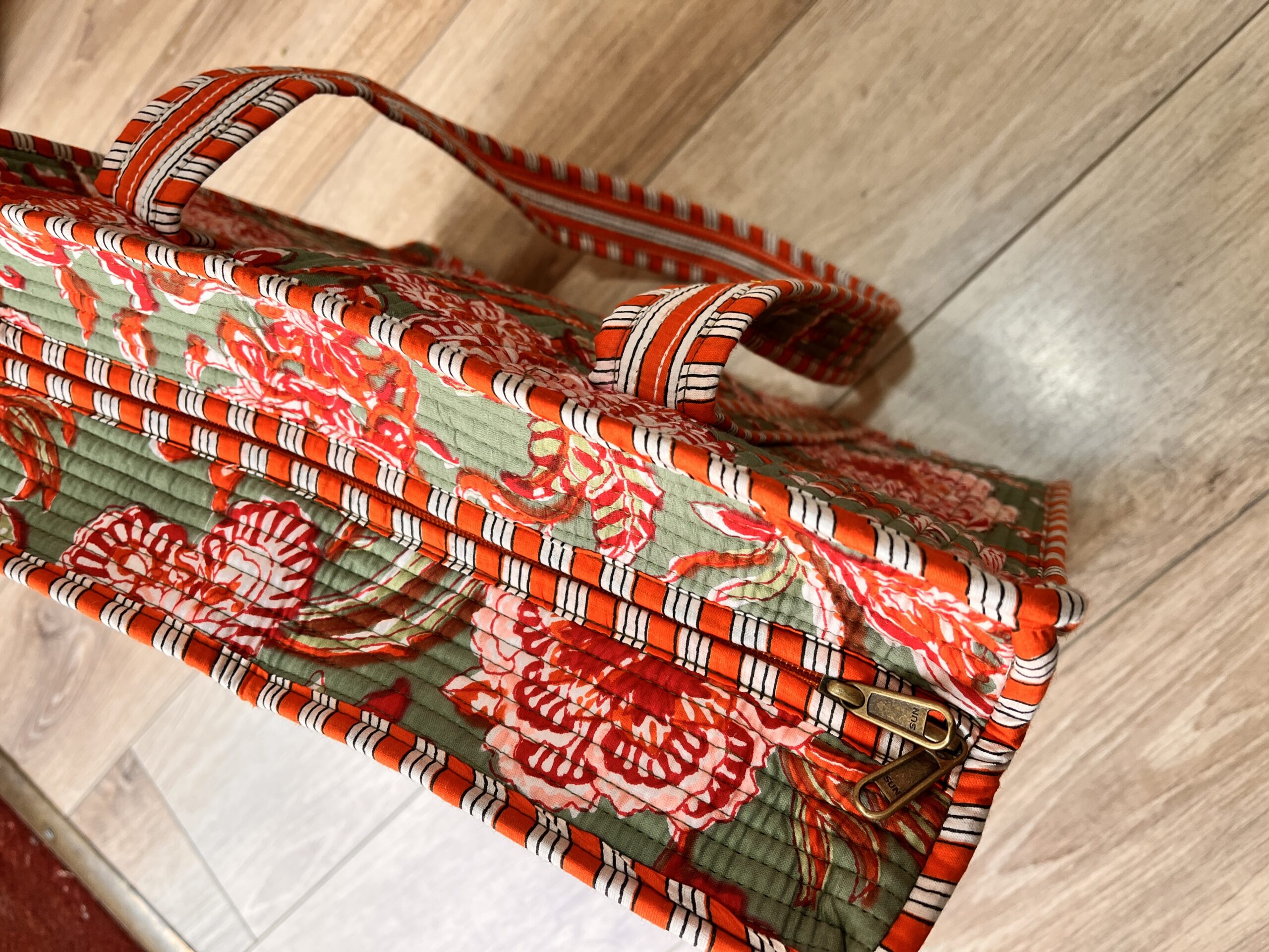 Gand cabas sac molletonne matelasse coton safran bleu fleuri sac a langer kaki violet Inde blockprint Ma jungle Family sac de plage, valise cabine marine fleurs rouges dahlia, vert Frida Kahlo, corail, motif japonais, léopard rose, rouge, guinguette, vintage, pique nique, nappe à carreaux, bleu marine, tigres orangés rayés. fermeture éclaire