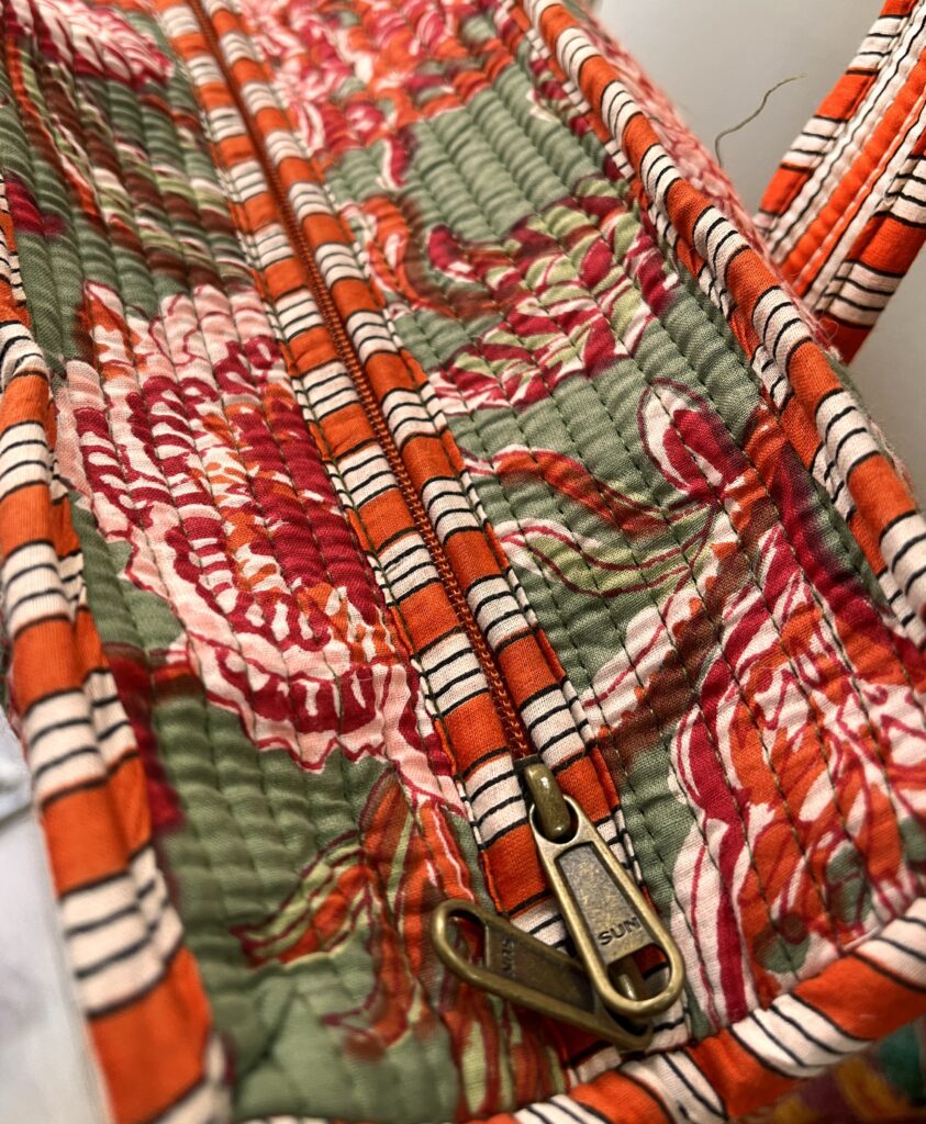 Gand cabas sac molletonne matelasse coton. Indien safran bleu fleuri sac a langer kaki violet Inde blockprint Ma jungle Family sac de plage, valise cabine marine fleurs rouges dahlia, vert Frida Kahlo, corail, motif japonais, léopard rose, rouge, guinguette, vintage, pique nique, nappe à carreaux, bleu marine, tigres orangés rayés. fermeture éclaire