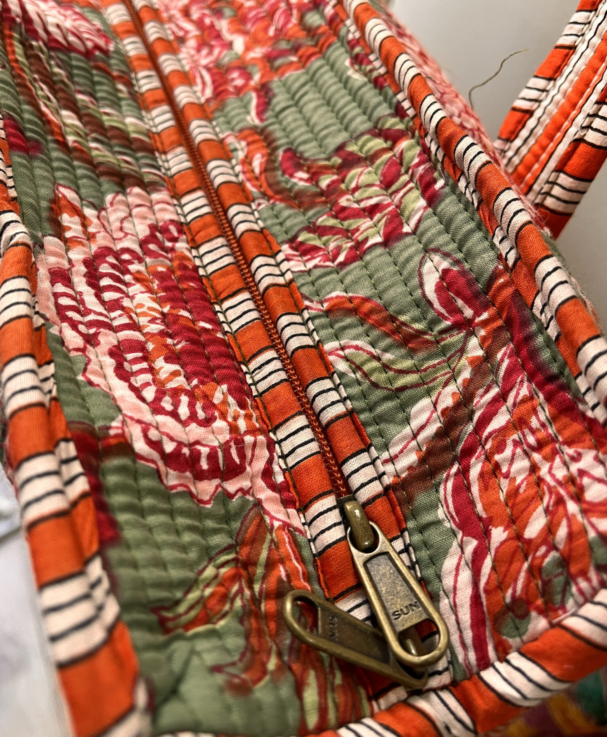 Gand cabas sac molletonne matelasse coton. Indien safran bleu fleuri sac a langer kaki violet Inde blockprint Ma jungle Family sac de plage, valise cabine marine fleurs rouges dahlia, vert Frida Kahlo, corail, motif japonais, léopard rose, rouge, guinguette, vintage, pique nique, nappe à carreaux, bleu marine, tigres orangés rayés. fermeture éclaire