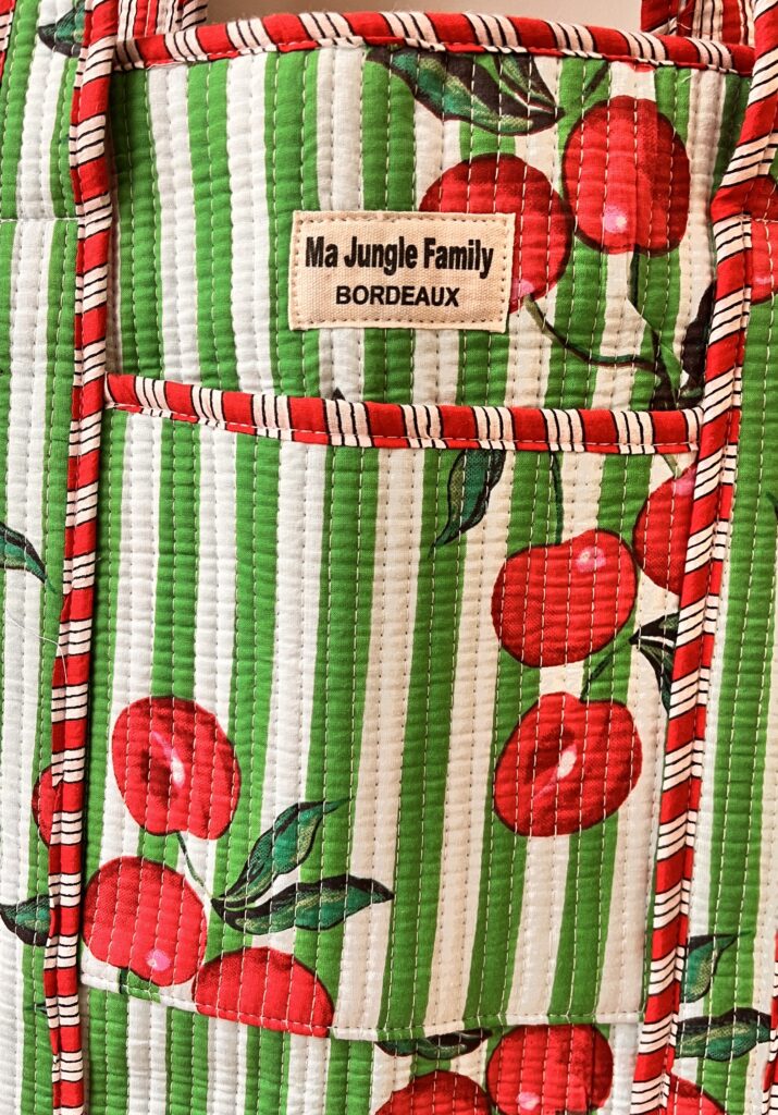 Gand cabas sac molletonne matelasse coton. Indien safran bleu fleuri sac a langer kaki violet Inde blockprint Ma jungle Family sac de plage, valise cabine marine fleurs rouges dahlia, vert Frida Kahlo, corail, motif japonais, léopard rose, rouge, guinguette, vintage, pique nique, nappe à carreaux, bleu marine, tigres orangés rayés. fermeture éclaire, cerise rayé vert