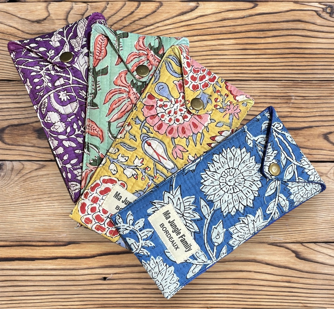 etui de lunettes en coton fleuri matelasse imprime au blockprint avec bouton pression en metal ma jungle family bleu safran menthe violet orange leopard coeur