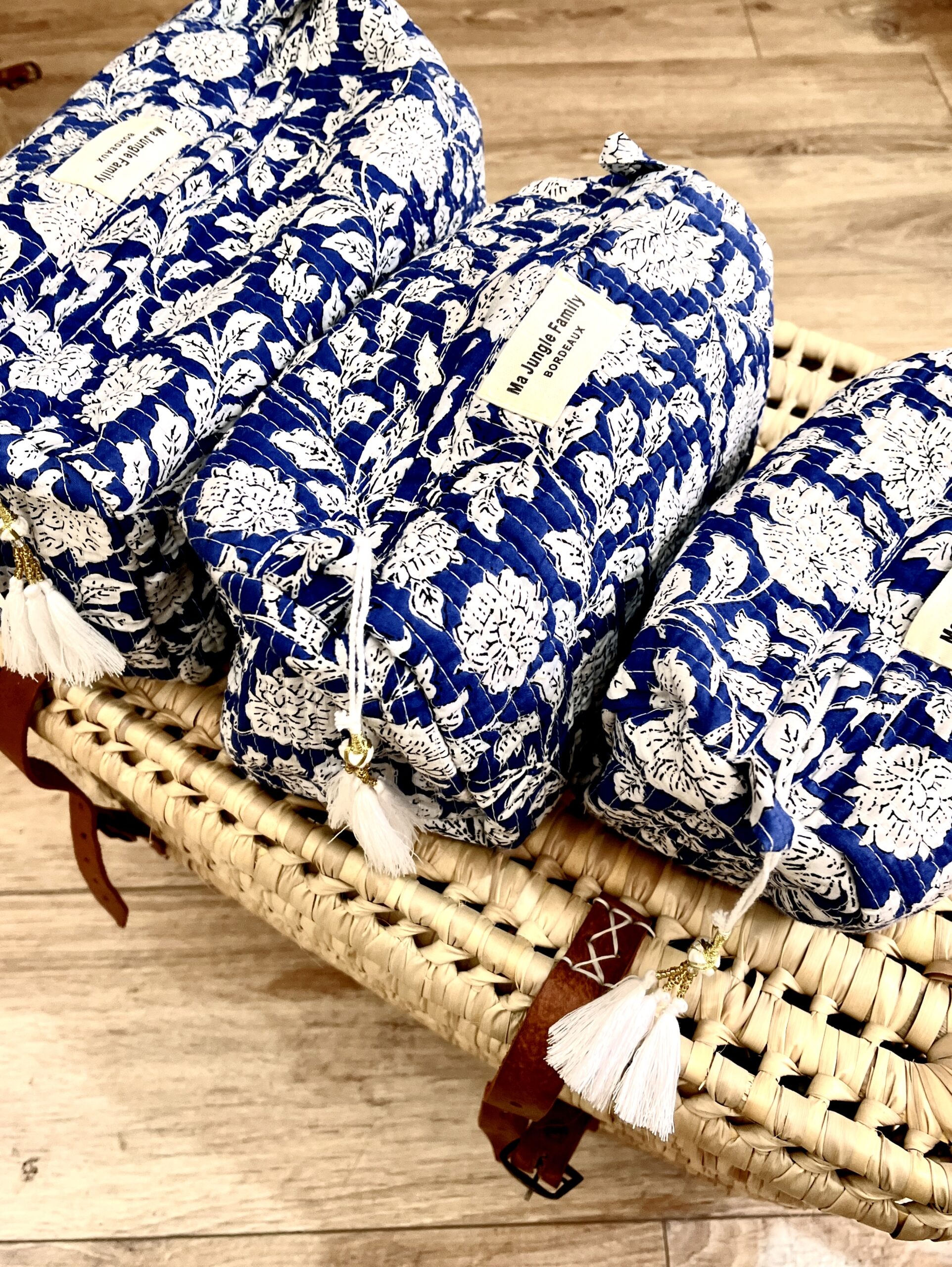 trousse de toilette en coton indien bleu nuit imprime blockprint fleuri matelasse moutarde pompon Jaipur Ma Jungle Family