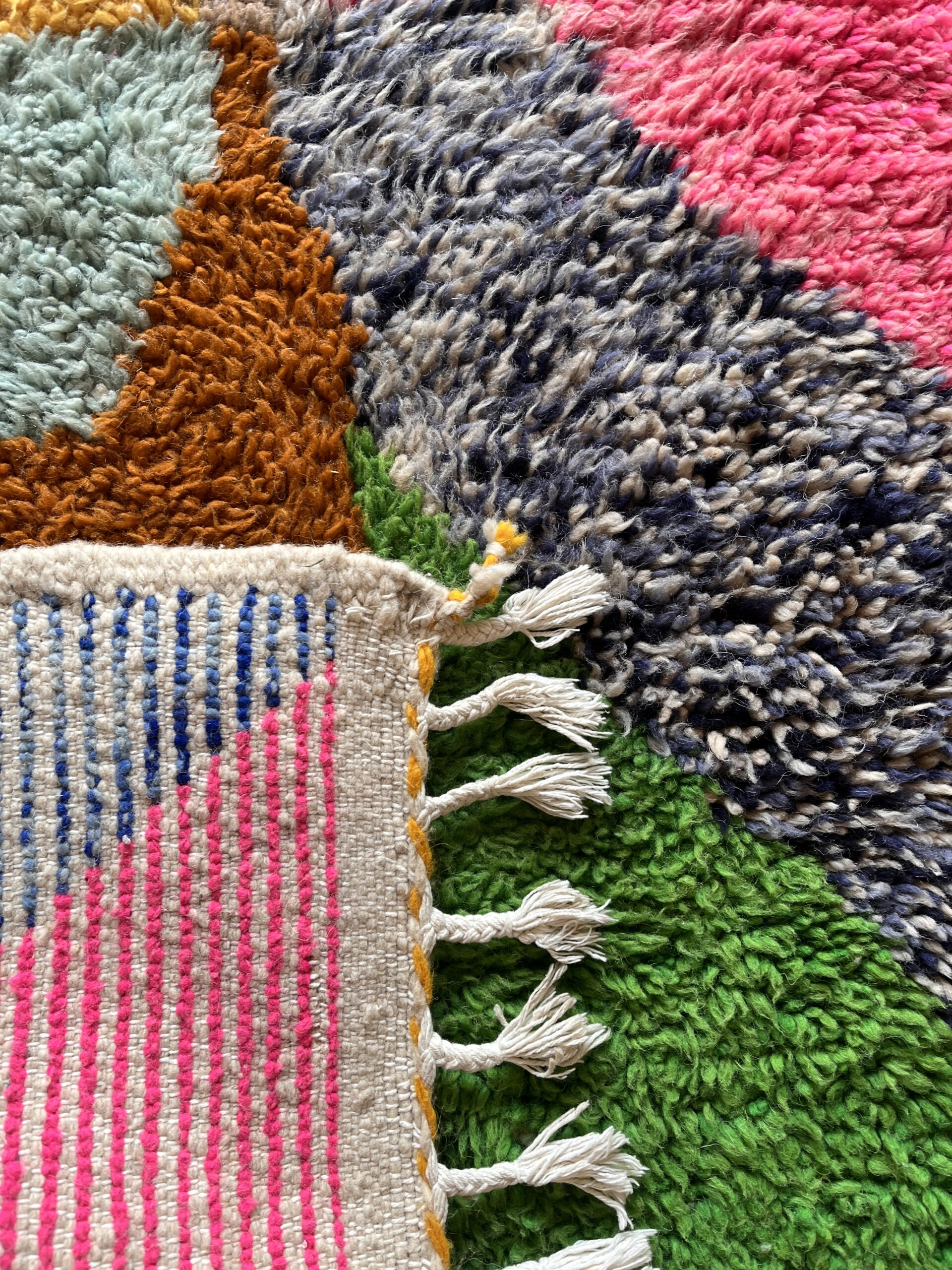 tapis marocain berbère béni ouarain laine naturelle blanc design losange décoration Ma Jungle Family Vert sapin azylal mrirt Coloré multicolore
