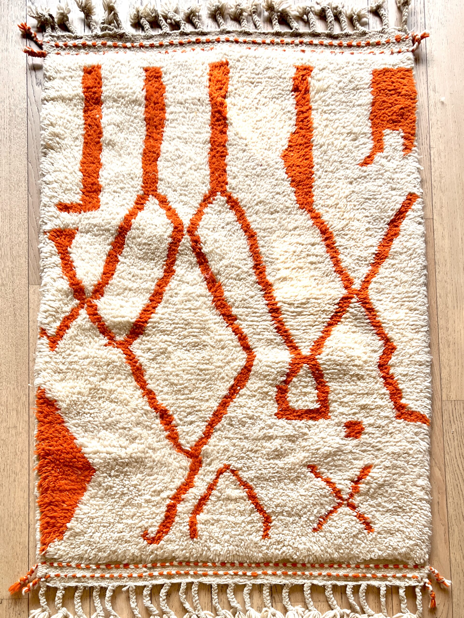 tapis marocain berbère béni ouarain laine naturelle blanc design losange décoration Ma Jungle Family Vert sapin azylal mrirt Orange