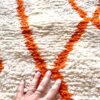 tapis marocain berbère béni ouarain laine naturelle blanc design losange décoration Ma Jungle Family Vert sapin azylal mrirt orange
