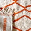 tapis marocain berbère béni ouarain laine naturelle blanc design losange décoration Ma Jungle Family Vert sapin azylal mrirt orange