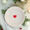 Assiette en terre cuite blanche avec des cœurs rouges love ligne épurée Ma Jungle Family