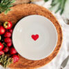 Assiette en terre cuite blanche avec des cœurs rouges love ligne épurée Ma Jungle Family