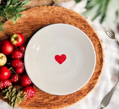 Assiette en terre cuite blanche avec des cœurs rouges love ligne épurée Ma Jungle Family