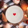 Assiette en terre cuite blanche avec des cœurs rouges love ligne épurée Ma Jungle Family