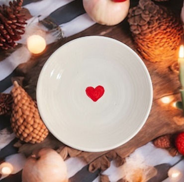 Assiette en terre cuite blanche avec des cœurs rouges love ligne épurée Ma Jungle Family
