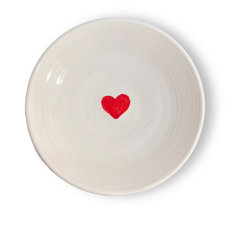 Assiette en terre cuite blanche avec des cœurs rouges love ligne épurée Ma Jungle Family