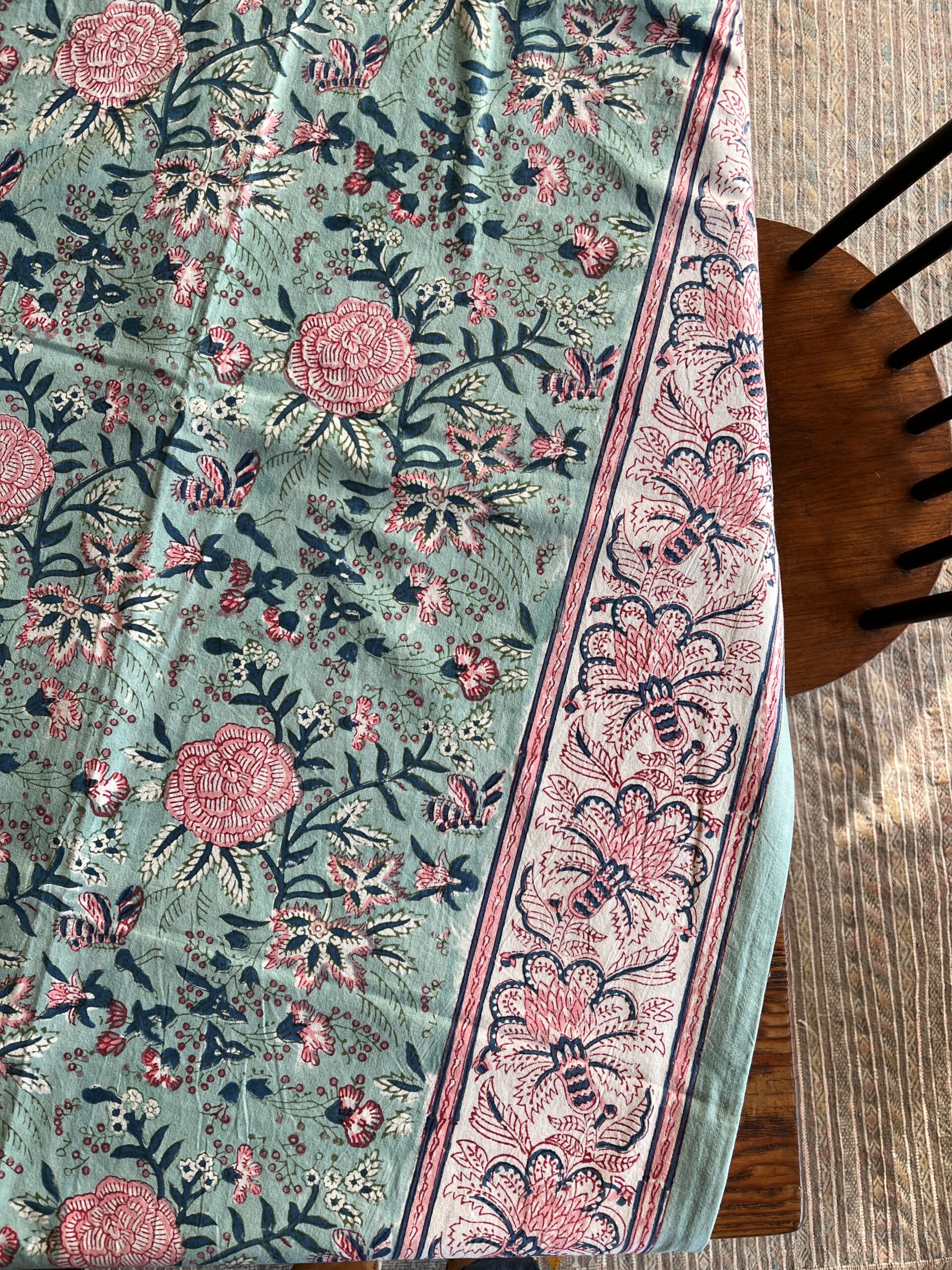 Nappe indienne imprimée au blockprint a Jaipur au Rajasthan en Inde motifs floral vert étang étourdissant bleu blanc Ma JUngle Family Bleu vif vibrant, vert céladon, rose