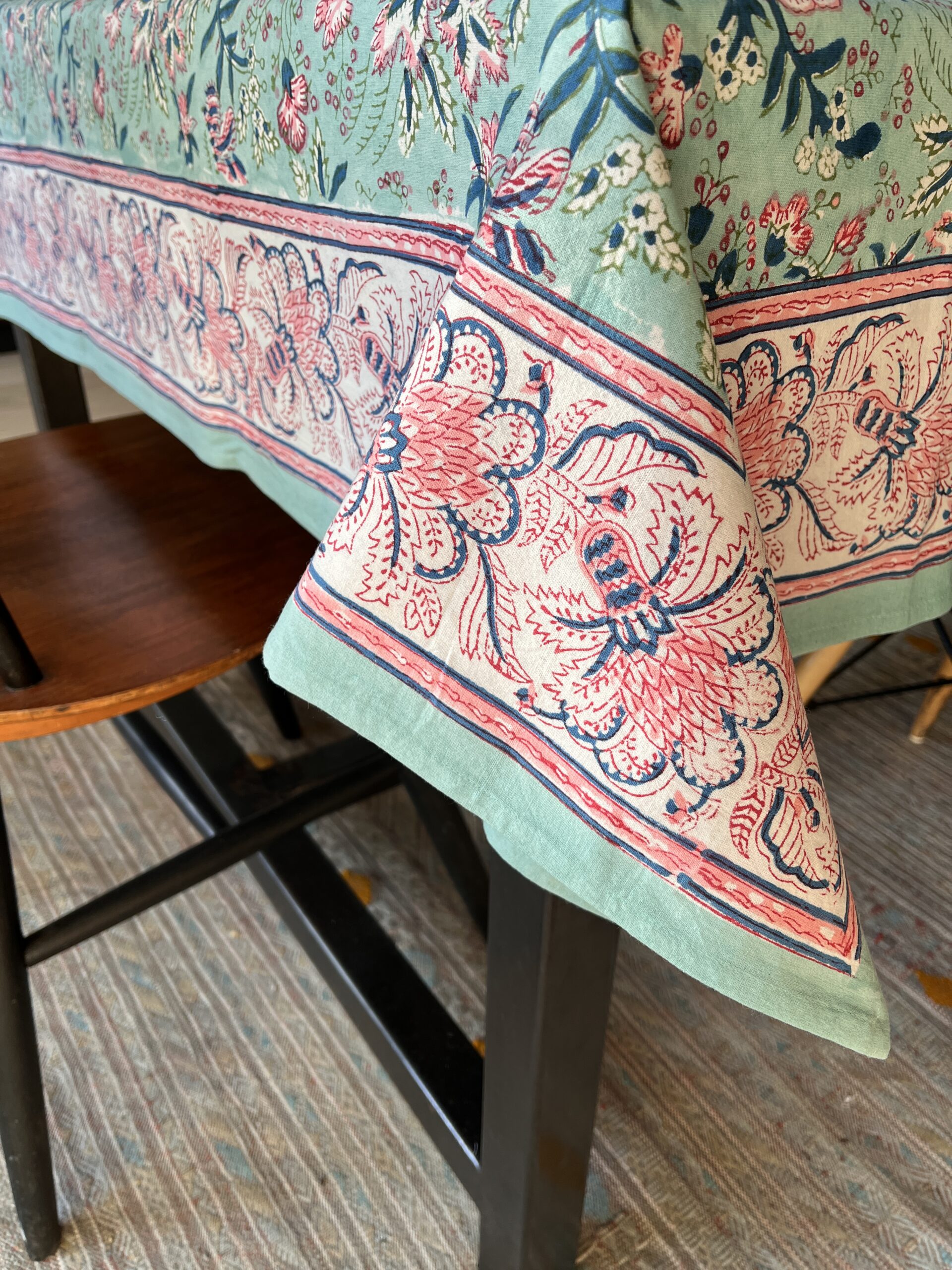 Nappe indienne imprimée au blockprint a Jaipur au Rajasthan en Inde motifs floral vert étang étourdissant bleu blanc Ma JUngle Family Bleu vif vibrant, vert céladon, rose