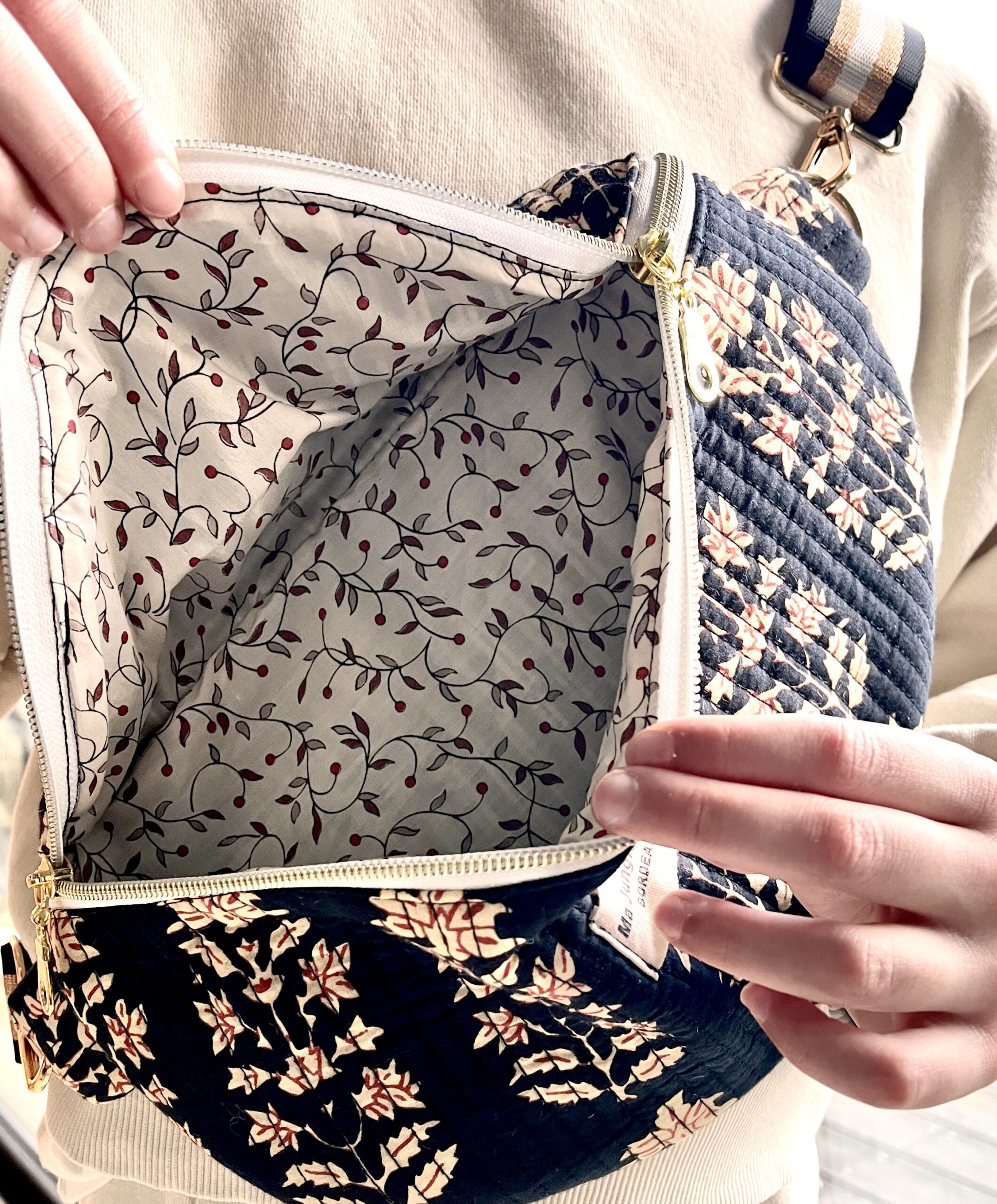 Sac banane en coton indien, tissu fleuri, double fermeture éclaire, jaune safran Ma jungle Family, bleu, cousu main, anse ajustable, matelassée, liberty, noir imprimé au blockprint, kalambari, Jamini, bindi, apaches