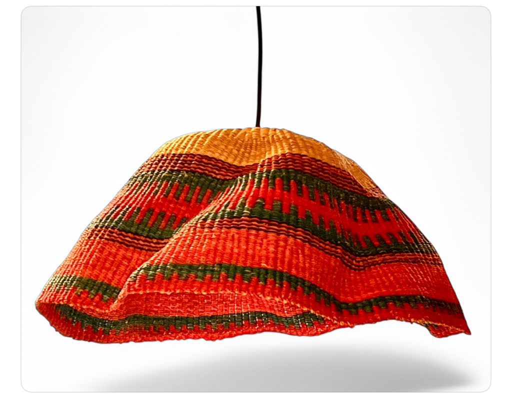 Suspension panier décoration artisanat du Ghana Mali, art africain, couleur fuschia rose vert emeraude, herbe à éléphant, bolga