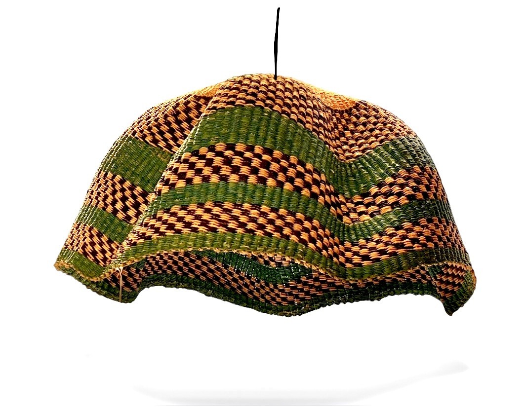 Suspension panier décoration artisanat du Ghana Mali, art africain, couleur fuschia rose vert emeraude, herbe à éléphant, bolga, verte et bleu marine Ma Jungle Family luminaire