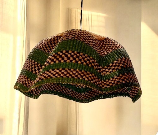 Suspension panier décoration artisanat du Ghana Mali, art africain, couleur fuschia rose vert emeraude, herbe à éléphant, bolga, verte et bleu marine Ma Jungle Family
