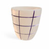 Mug en terre cuite blanche avec des cœurs rouges love ligne épurée Ma Jungle Family, carreaux noirs et violet, moderne et rétro, tasse à thé, café