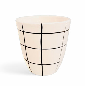 Mug en terre cuite blanche avec des cœurs rouges love ligne épurée Ma Jungle Family, carreaux noirs et violet, moderne et rétro, tasse à thé, café