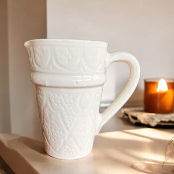 Carafe vase pichet beldi en ceramique bleu canard blanche fabriqué à la main au maroc gravure Ma Jungle Family chabichic carafe pichet