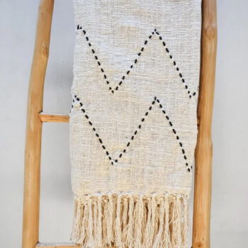 plaid tissé a la main en coton blanc crème avec dessins brodes noirs. Bali artisanat