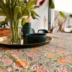 Nappe indienne imprimée au blockprint a Jaipur au Rajasthan en Inde motifs floral vert étang étourdissant bleu blanc Ma JUngle Family Verte et rose