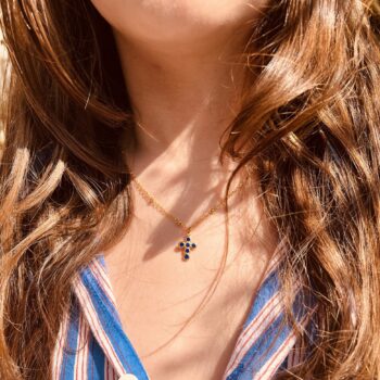 Collier croix en plaqué or durable avec pendentif serti de pierres bleues profondes, bijou artisanal fait main, idéal pour cadeau de communion, fête des mères ou meilleure amie.