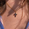 Collier croix en plaqué or durable avec pendentif serti de pierres bleues profondes, bijou artisanal fait main, idéal pour cadeau de communion, fête des mères ou meilleure amie.