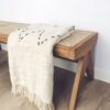 plaid tissé a la main en coton blanc crème avec dessins brodes noirs. Bali artisanat bambou living