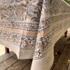 Nappe indienne imprimée au blockprint à Jaipur, motif fleuris au ton naturels gris saumon ma jungle family