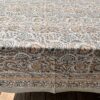 Nappe indienne imprimée au blockprint à Jaipur, motif fleuris au ton naturels gris saumon ma jungle family