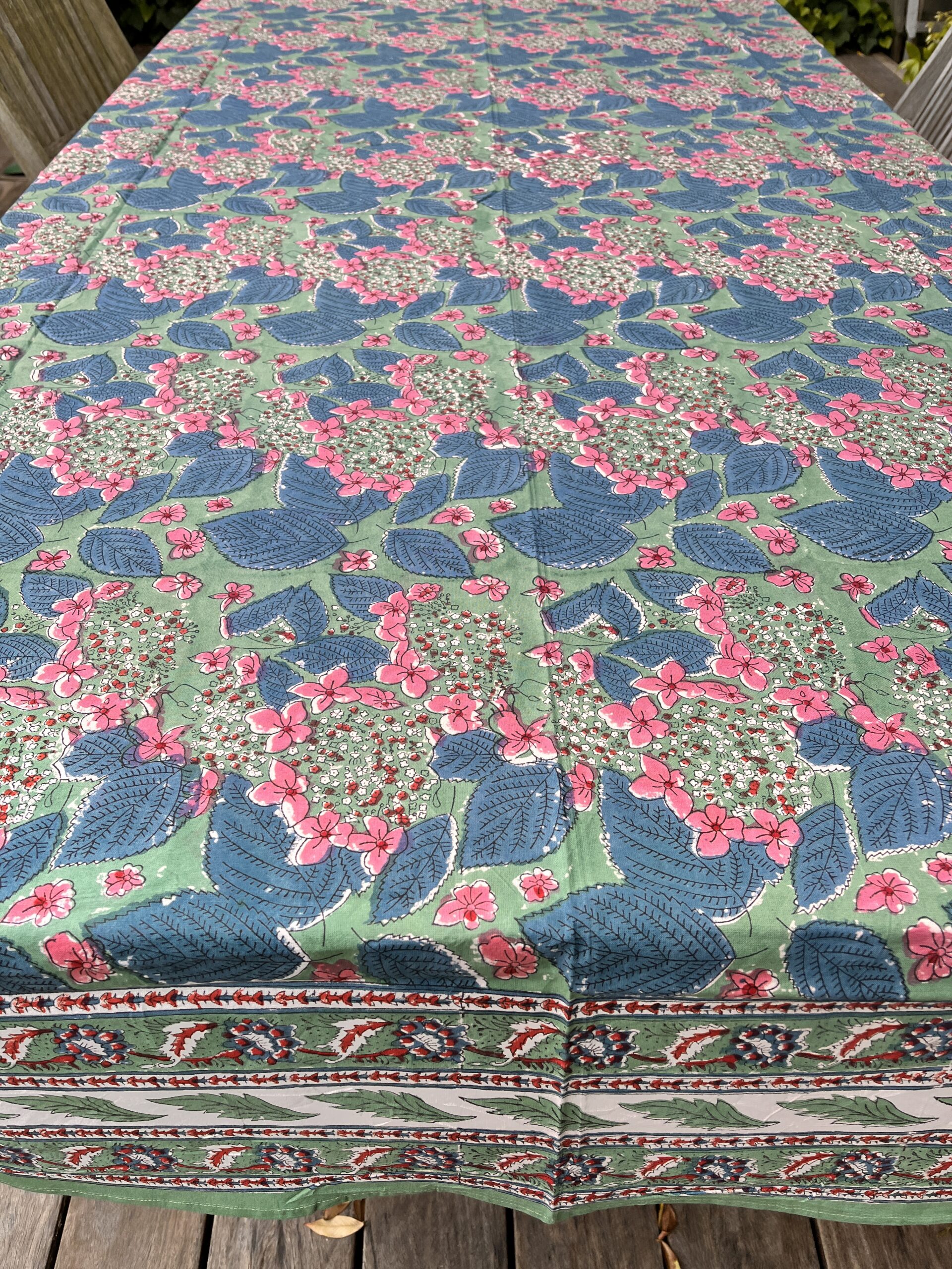Nappe indienne imprimée au blockprint à Jaipur, motif fleuris au ton naturels gris saumon ma jungle family Vert rose bleu hortensias