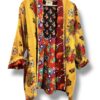 Veste kantha vintage réversible en coton recyclé, faite main à partir de saris indiens – pièce unique aux motifs fleuris colorés, exposée sur un portant. Rouge, vert, fleurs, orange, reversilble